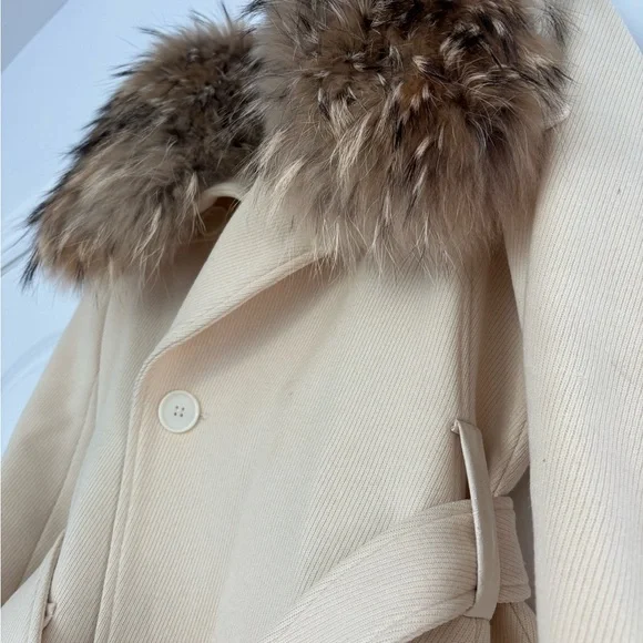 Elegant Cream Andrew Marc Women's Coat with Real Fur Collar - Picture 4 of 9